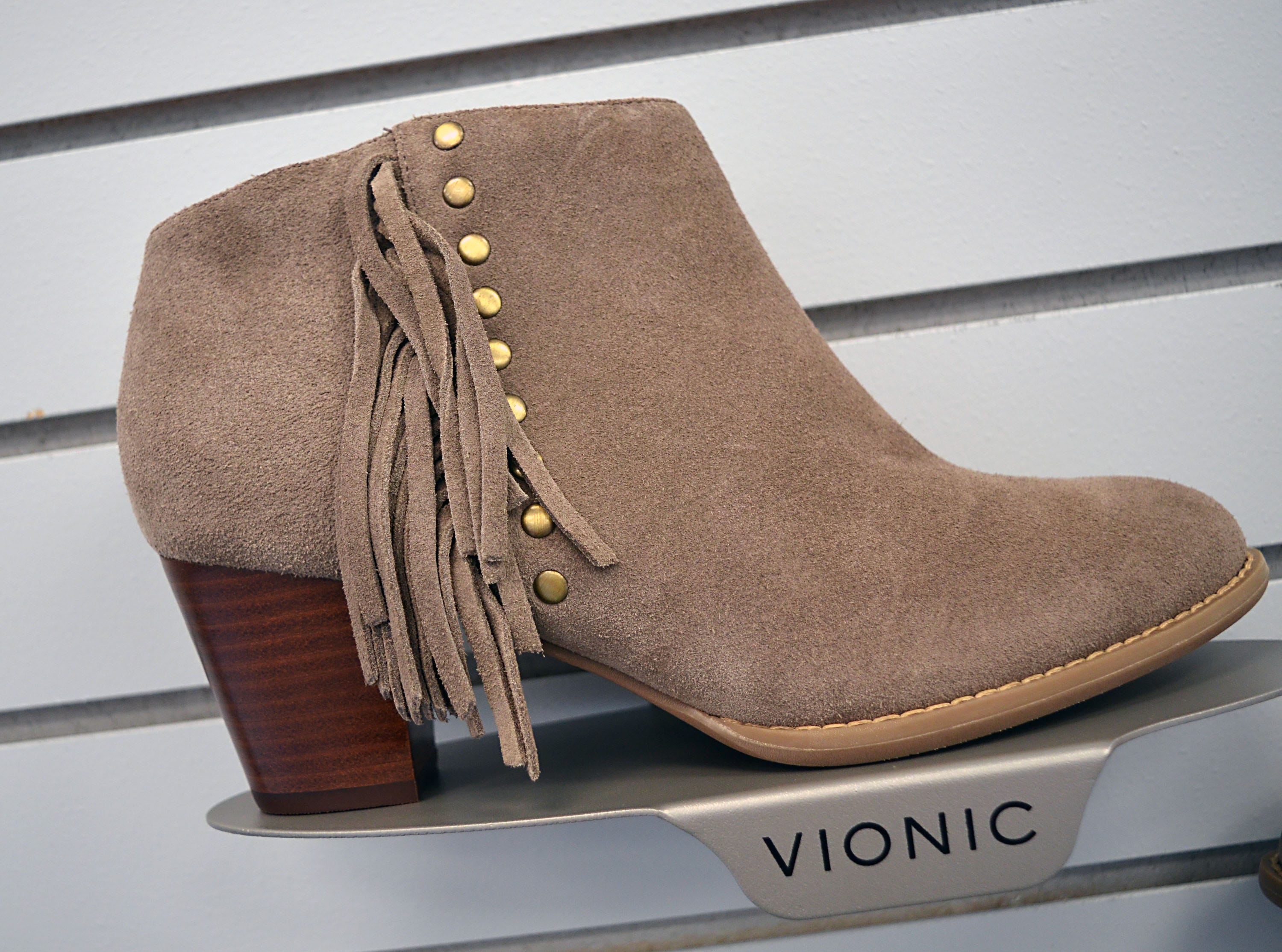 stores that sell vionic shoes
